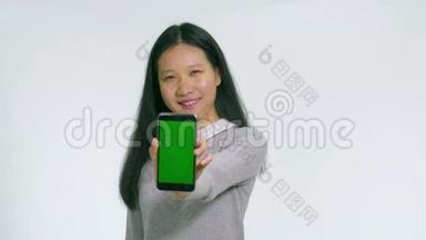 中国少年展示绿色屏幕智能手机